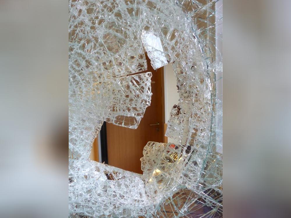 Zwei Fensterscheiben (hier das Symbolfoto eines früheren Falls in Benninghausen) wurden im Hospizbüro in Geseke eingeschlagen. Foto: Polizei
