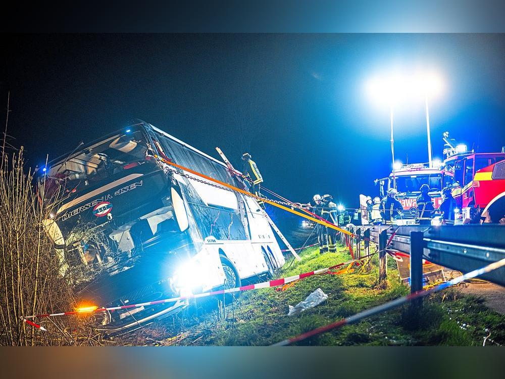 Bei einem Busunglück auf der Autobahn 44 in Nordrhein-Westfalen sind in der Nacht zu Freitag mehr als 20 Menschen verletzt worden. Foto: dpa