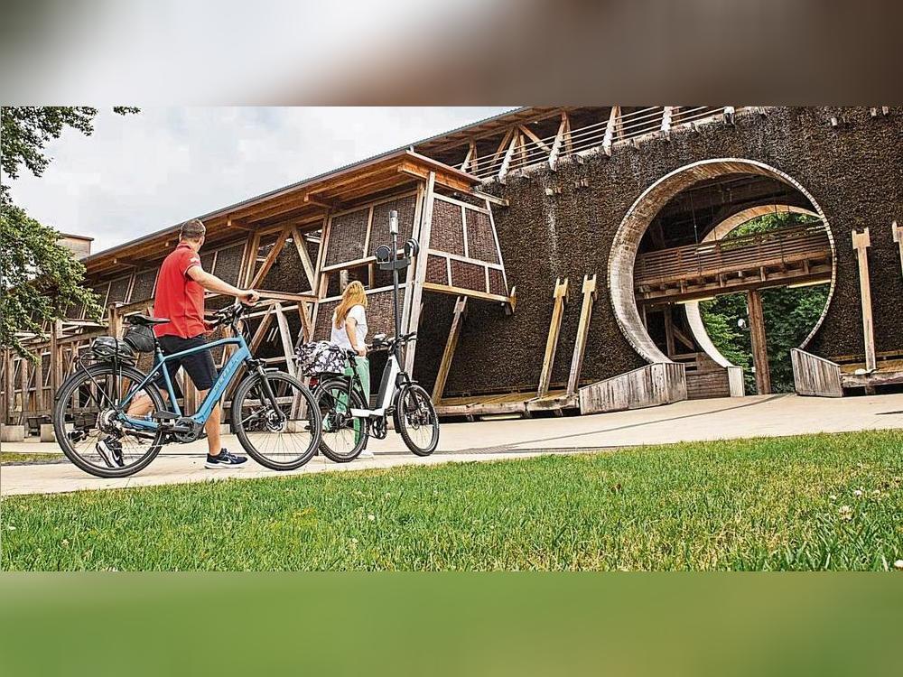 Tief durchatmen am Gradierwerk in Bad Sassendorf: Mit dem Rad ist es ausgezeichnet erreichbar. Foto: Sauerland-Tourismus e.V. / sabrinity.com / REACT-EU