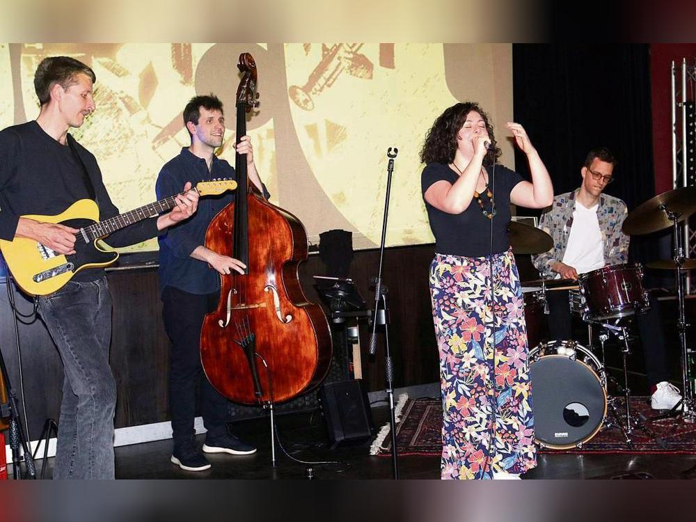 Juliana Blumenschein und ihre Band verzauberten ihr Publikum beim Konzert im Apollo Klub. Foto: Heier