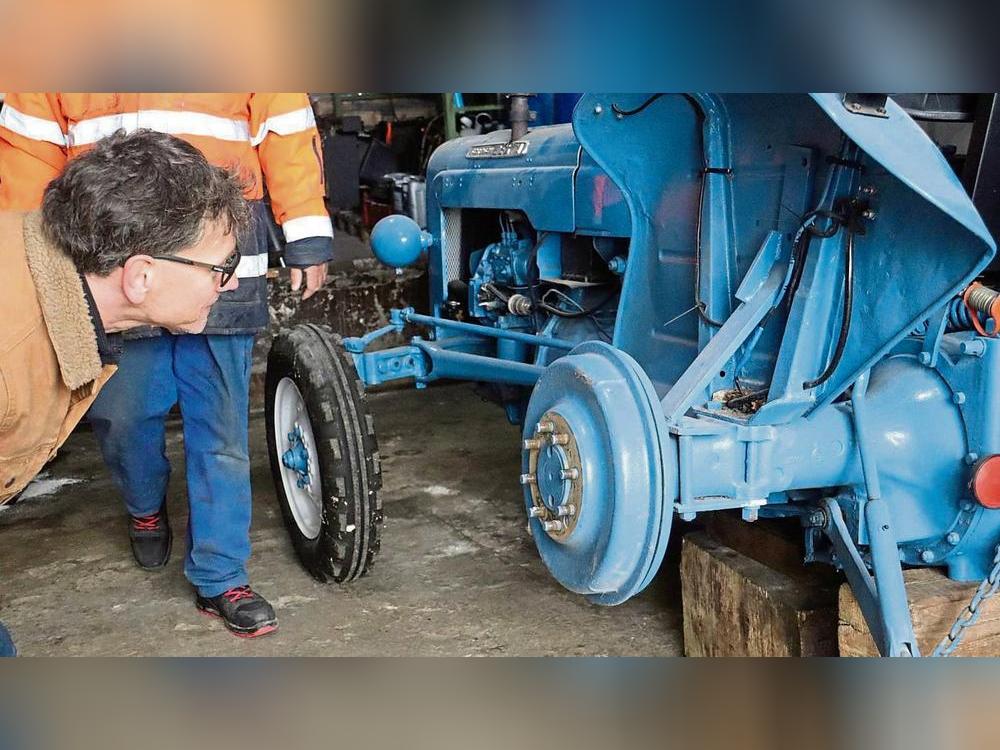 “Was ist nur mit der Bremse los?“ Thomas Lange sucht Hilfe bei den Traktorfreunden. Fotos: Bertermann