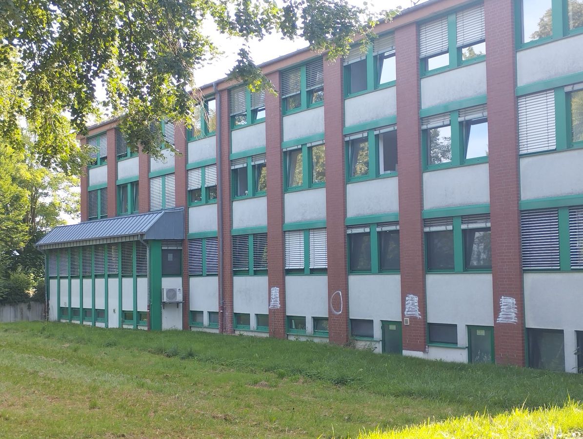 Streifenwagen, Gebäude und jetzt eine Überwachungskamera wurden an der Lippstädter Polizeiwache mit weißer Farbe besudelt. Die Farbe am Gebäude ist auch an Tag vier zu erkennen (Foto). Foto: Niggenaber