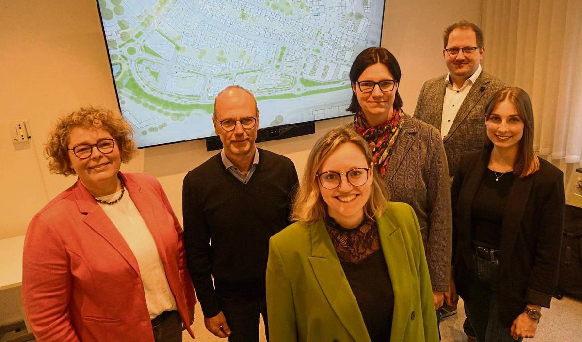 Sie begleiten die Entwicklung in der südlichen Altstadt als Quartiersmanagerinnen: Denise Hilgenböker (3.v.l.) und Daniela Gaspar (4.v.l.) vom Büro Stadtkinder. Auch Geschäftsführer David Knopse (2.v.r.) ist Ansprechpartner. Das Team ist die Schnittstelle zwischen den Lippstädtern und der Stadtverwaltung: (v.l.) Ulrike Möhring, Heinrich Horstmann und Kimberly Schalkowski. Foto: Cegelski