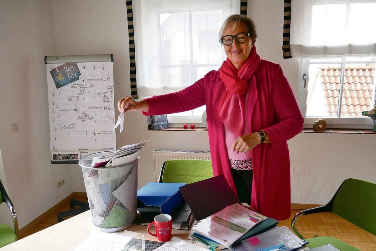 Was kann bleiben, was kann weg? Kurz vor ihrem Eintritt in die Rente sichtet Gemeindereferentin Christa Mertens ihre Unterlagen im Gemeindebüro. „Da ist mit den Jahren einiges zusammengekommen“, sagt sie. Foto: Bsdurek