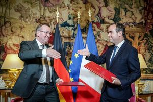 Boris Pistorius (l) und Sébastien Lecornu geben sich nach der Unterzeichnung der Absichtserklärung beider Länder für das Kampfpanzersystem der Zukunft die Hand. - Foto: Kay Nietfeld/dpa