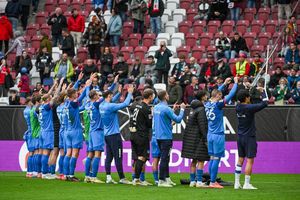 Holstein Kiel feiert den Sieg in Augsburg mit den mitgereisten Fans - Foto: Armin Weigel/dpa