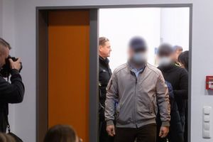 Die Angeklagten kommen zu Beginn des Revisionsverfahren im Fretterode-Prozess in den Gerichtssaal am Landgericht. - Foto: Michael Reichel/dpa
