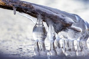 Kleine Eisstrukturen haben sich nach zwei sehr kalten Nächten am Ufer der Talsperre Spremberg gebildet. - Foto: Frank Hammerschmidt/dpa