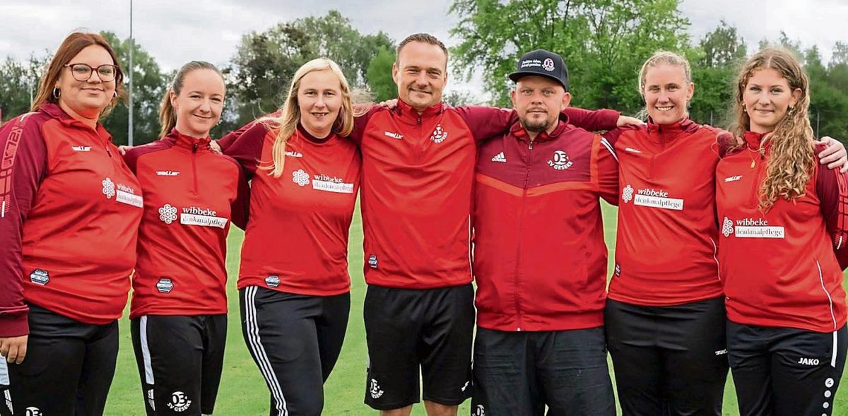 Sie trainieren die Mädchenmannschaften des SV 03 Geseke (v.l.): Celina Henkel (U11), Jana Wibberg (U11), Judith Kreggenwinkel (U15), Bastian Desilve (U11), Daniel Fuchs (U13), Katharina Kolle (U15) und Emma Noltsch (U15). Es fehlen David Carry (U13) und Fadime Güldibi (U13).