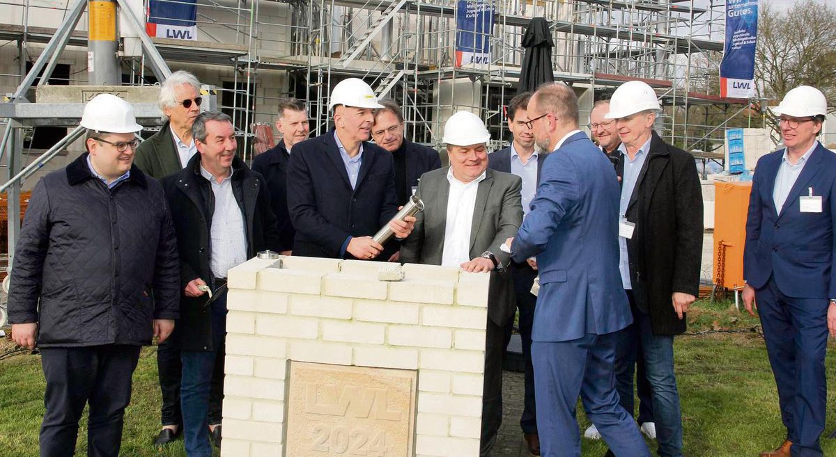 Im Grundstein der neuen Akademie versenkte LWL-Direktor Dr. Georg Lunemann eine Zeitkapsel, die neben Münzen, Bauplan und aktueller Patriot-Ausgabe auch das pädagogische Konzept für die Ausbildung enthielt. Foto: Schwade