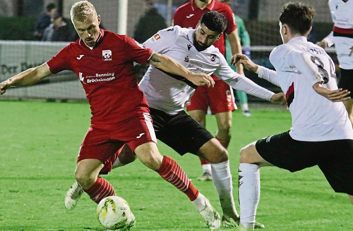 Er schockte den SV Lippstadt mit dem 2:2-Ausgleichstreffer in der 91. Minute: Marvin Pourié (rotes Trikot; hier gegen Serkan Temin) ließ den Ahlener Gästeblock beben. Im weiten Rund der Liebelt-Arena wurde es plötzlich mucksmäuschenstill. Fotos: Heinke