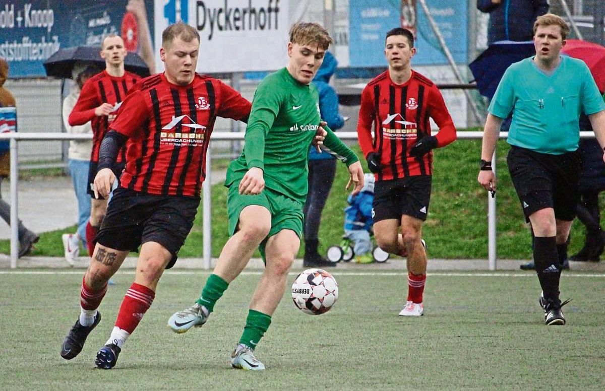Mehr als nur einen Gang zulegen müssen die Cappeler (in Grün), wenn sie sich gegen RW Mastholte etwas ausrechnen wollen. Die Geseker (in Rot-Schwarz) können sich eine Pause gönnen, denn sie haben spielfrei. Foto: Heinke