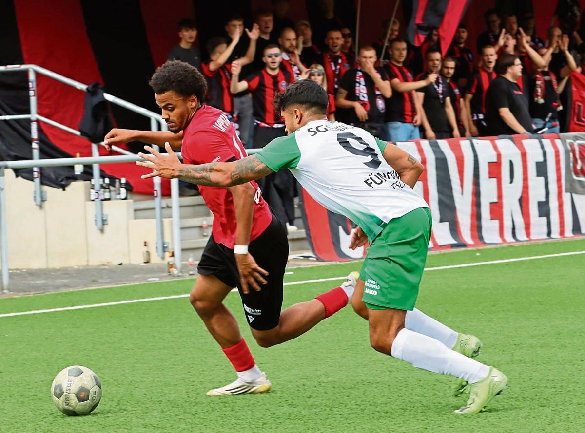 David Dören (l.) erzielte beide Treffer für den SV Lippstadt zur 2:0-Pausenführung. Die reichten aber nicht zum Sieg, denn die SG Finnentrop/Bamenohl schaffte nach dem Wechsel den 2:2-Ausgleich. Trotzdem grüßen die Schwarz-Roten als Oberliga-Tabellenführer. Fotos: Lütkehaus