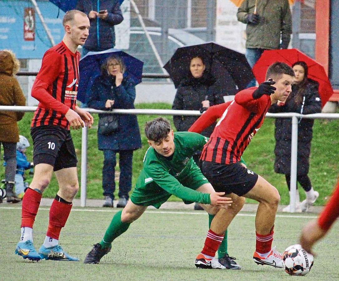 Bei Sauwetter den Durchblick behielten die Spieler des SV 03 Geseke (in Rot). Der SuS Cappel konnte nach der Pause nicht an die im ersten Durchgang gezeigte Leistung anknüpfen und unterlag am Ende mit 2:1. Foto: Heinke