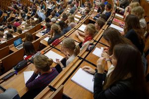 Studentinnen und Studenten während einer Vorlesung. - Foto: Swen Pförtner/dpa