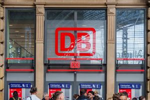 Die angeschlagene Bahn will mit der Abschaffung der Familienreservierung Geld sparen. (Archivbild) - Foto: Andreas Arnold/dpa
