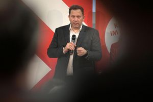 Vizekanzler Klingbeil macht sich für die kriselnde Stahlbranche stark (Archivbild) - Foto: Michael Bahlo/dpa