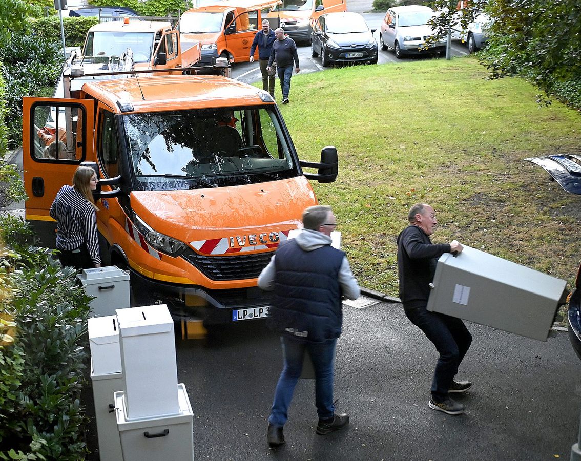 Kolonne der Wahlurnen: Sonntagfrüh um 7 Uhr wurden 70 Urnen vom Stadthaus aus in die 35 Stimmbezirke gefahren, abends ging es in umgekehrter Richtung zurück. Das Ganze wiederholt sich übernächsten Sonntag zur Stichwahl von Landrat und Bürgermeisteramt. Foto: Dieter Tuschen