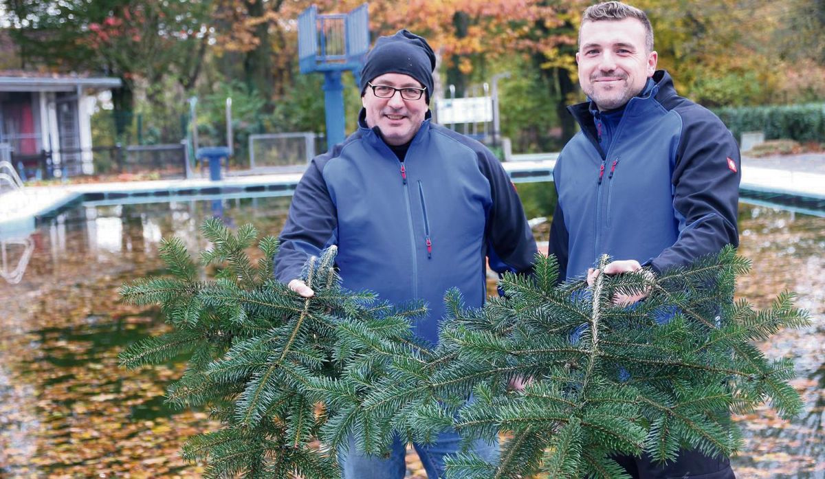 Helge Krückemeier und Lukas Thiessen bringen das Schlossbad auf Vordermann. Für eine Spende verteilen sie nächste Woche Tannengrün. Foto: Puls