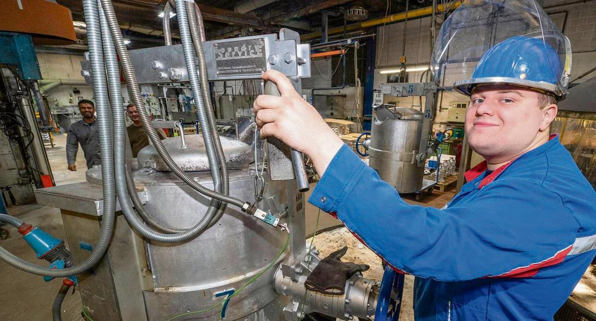 Der Soester Super-Azubi Henry Kussmaul arbeitet als Gießereimechaniker bei Cirex u.a. am Schmelzofen. Foto: Peter Dahm