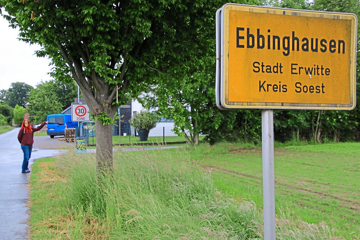 Gut versteckt: Nicole Koch zeigt das 30-Schild hinter einem Baum an der Kirchstraße. Wenige Meter weiter wurde der geliebte Familienhund Marshall überfahren. Auf seiner Flucht hatte der Fahrer den kleinen Hundekörper überrollt. Nun soll sein Tod Konsequenzen haben. Foto (1): Schönhense