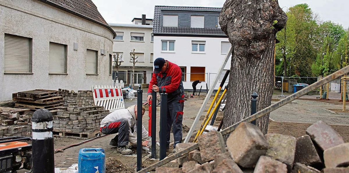 Noch eine graue Baustelle, bald eine Grünfläche mit Bänken und Tischen: Aktuell wird der Zaun am Erwitter Marktplatz gebaut. Fotos: Mintert