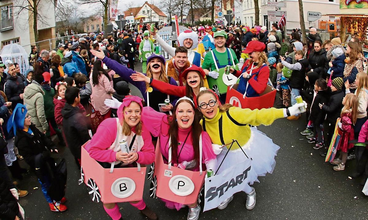 Da machte der bunte Lindwurm in Rietberg fürs Foto doch prompt einen kurzen Halt: Die Stimmung der Närrinnen und Narren sowie der jecken Besucher war beim Rosenmontagsumzug in der Emsstadt grandios. Fotos: Wissing / Winkelmann / Schulte