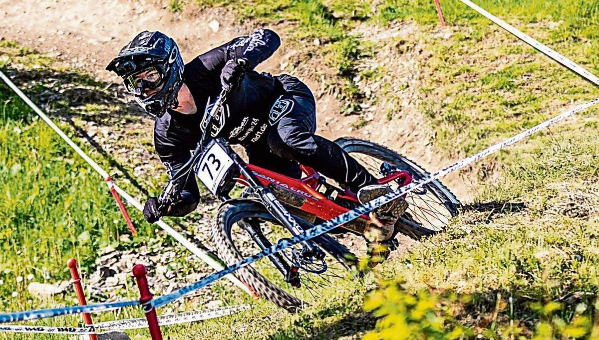 Mit Vollgas den Hang hinunter: 2019 entdeckte Lennox Meschede den Downhill-Sport für sich, der ihn seither nicht mehr loslässt. Aktuell führt der Erwitter in der Klasse Pro U19 das Feld an und will auch bei den Deutschen Meisterschaften auf das Treppchen fahren. Foto: Kumpf