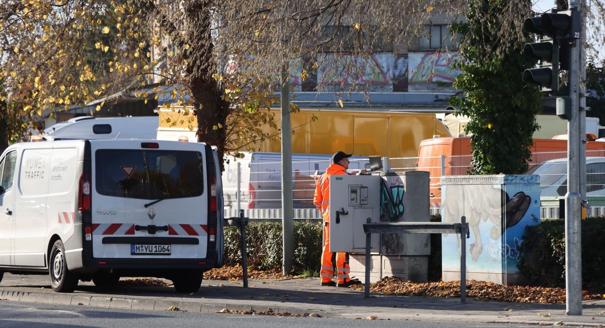 Eine Fachfirma war noch gegen 10 Uhr damit beschäftigt, das Problem zu beheben. - Foto: Dietz