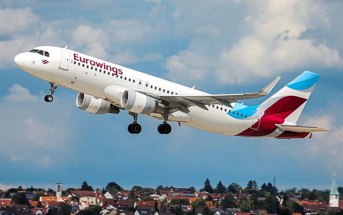 Ein Airbus A320 der deutschen Fluggesellschaft Eurowings (im Bild ein Flieger aus der gleichen Flotte) ist am Donnerstag am Flughafen Paderborn-Lippstadt mit dem Heck aufgesetzt. Foto: Christoph Schmidt (dpa)