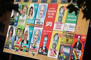 Wahlplakate verschiedener Parteien für eine Landtagswahl. - Foto: Karl-Josef Hildenbrand/dpa