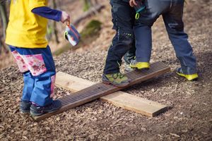 Im gemeinsamen Spiel mit anderen lernen Kinder, Regeln einzuhalten, Kompromisse auszuhandeln und Konflikte zu lösen. - Foto: Frank Rumpenhorst/dpa