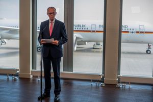 Bundeskanzler Merz fliegt zum G7-Gipfel - und dort wird auch die Eskalation im Konflikt zwischen Israel und dem Iran wei oben auf der Agenda stehen. - Foto: Michael Kappeler/dpa