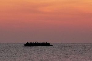 Immer wieder versuchen Menschen, auf kleinen Booten den Ärmelkanal nach Großbritannien zu überqueren. (Archivbild) - Foto: Gareth Fuller/PA Wire/dpa