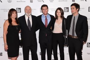 Rob Reiner und Ehefrau Michele (links) sind tot - Nick Reiner (ganz rechts) steht unter Mordverdacht. (Archivbild) - Foto: Evan Agostini/Invision/AP/dpa