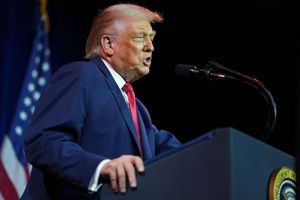 US-Präsident Donald Trump will US-Rüstungs- und Verteidigungsunternehmen erstmal keine Dividendenausschüttungen und Aktienrückkäufe erlauben. (Archivfoto) - Foto: Evan Vucci/AP/dpa