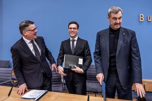 Sie nennen sich «Drei-Löwen-Allianz»: Boris Rhein, Manuel Hagel und Markus Söder. - Foto: Michael Kappeler/dpa