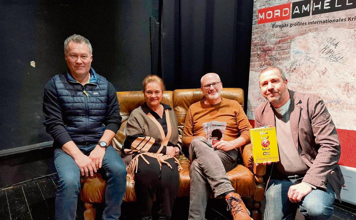 Schulleiter Dirk Zacharias, KWL-Theaterleiterin Frauke Kämmerling, Autor Peter Grandl und Festivalleiter Heiner Remmert freuen sich auf Lippstadts Neustart bei „Mord am Hellweg“. Foto: Andreas Balzer