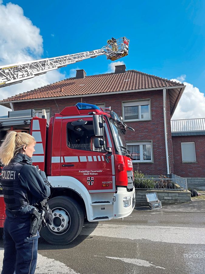 Im Heroldweg brannte es im Keller. Mittels Drehleiter verschaffte sich die Feuerwehr einen Überblick. Foto: Rückert