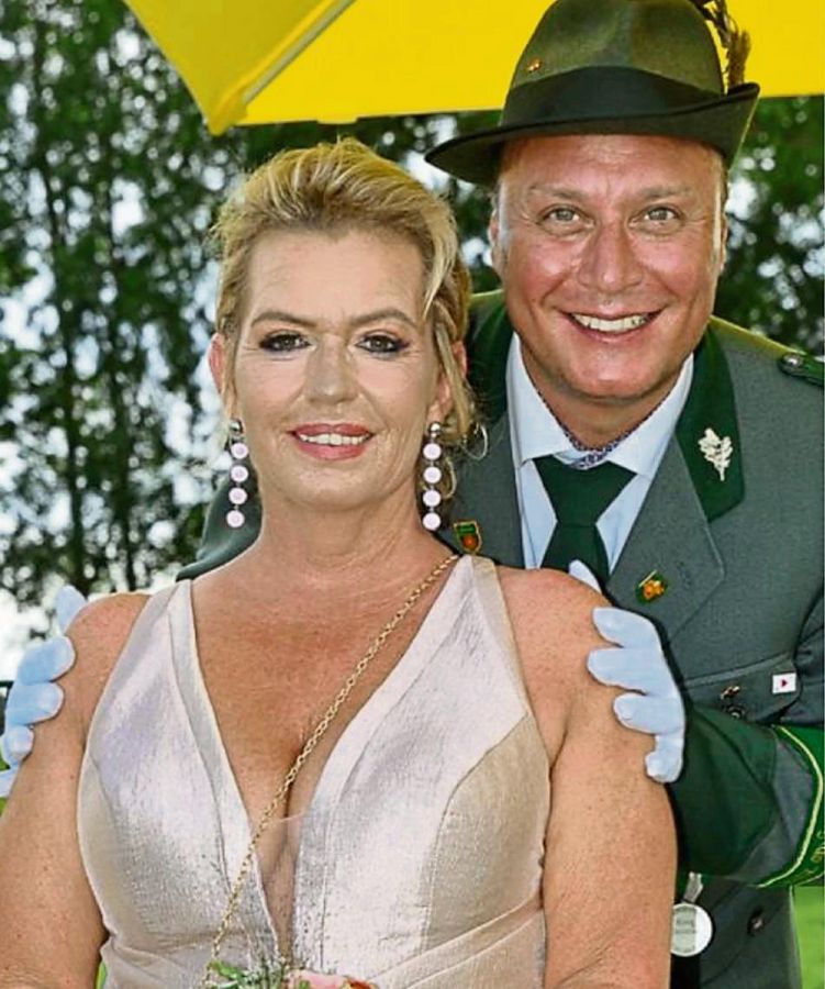 Obwohl Christian Knepper Männer liebt, hat er als Hofherr lieber eine Frau an seiner Seite. In der Throngesellschaft seines Cousins ist das seine Schwester Angela Nippert.
