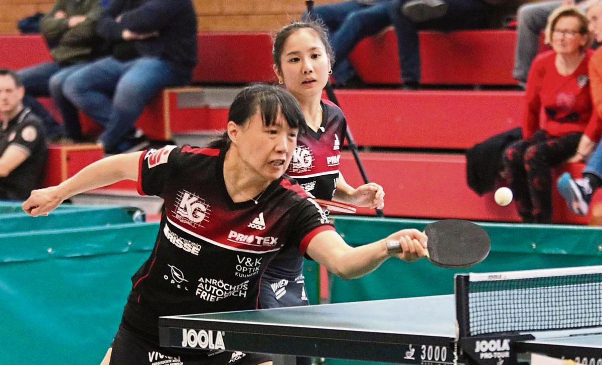 Auf geballte Erfahrung setzt der TTK Anröchte im Saison-Eröffnungsspiel gegen den TTC Langweid. Ob Yang Henrich (l.) und Loan Le (r.) Seite an Seite im Doppel antreten, entscheidet sich erst kurz vor Spielbeginn. Foto: Wiegand