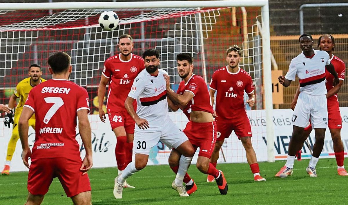 Sein Vertrag wird nicht verlängert: Serkan Temin (Mitte/weißes Trikot) verlässt den SV Lippstadt. Noch offen ist die Zukunft von Joel Amadi (rechts) am Bruchbaum. Foto: Lütkehaus