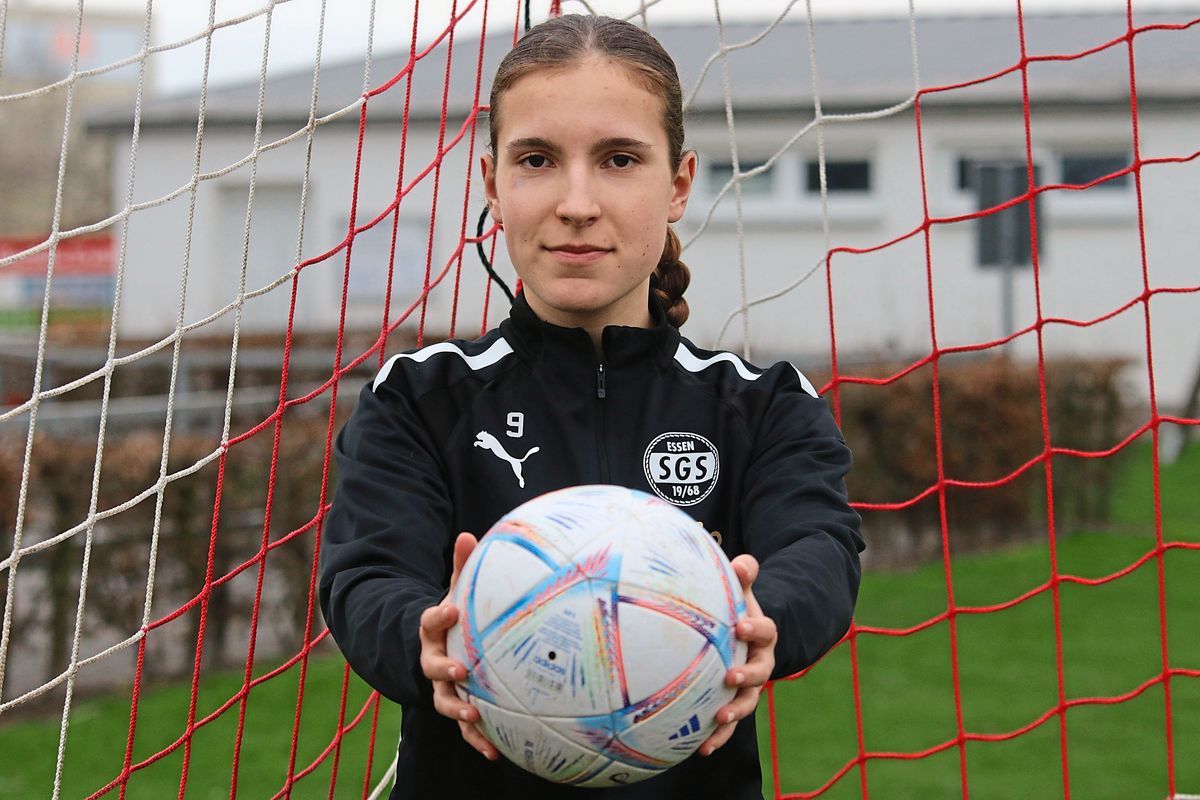 Fährt zweigleisig: Sophie Haag (14) aus Erwitte spielt gleichzeitig für die JSG Anröchte/Mellrich und den Bundesliga-Nachwuchs der SGS Essen. Foto: Wiegand