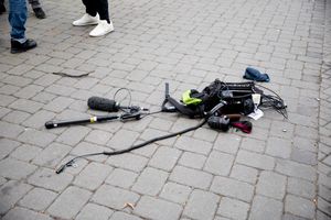 Die Ausrüstung eines Kamerateams liegt nach einem Übergriff in Berlin auf dem Boden. - Foto: Christoph Soeder/dpa