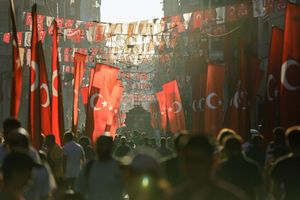 Streetfood und gerade die gefüllten Muscheln gehören für viele zu einem Besuch in Istanbul dazu. (Symbolbild) - Foto: Ibrahim Oner/SOPA Images via ZUMA Press Wire/dpa