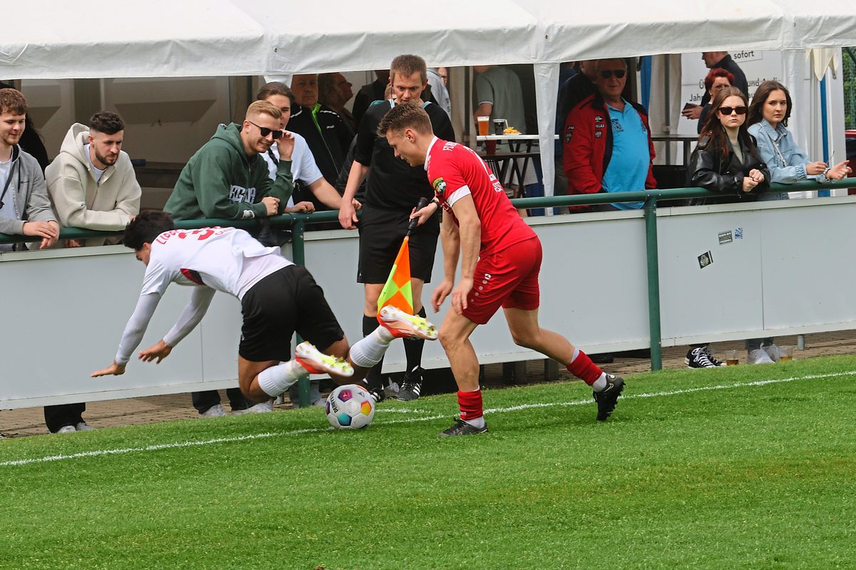 0:0 bedeutet quasi den Abstieg aus der Regionalliga West. Wegberg hat den SV Lippstadt, hier Yusuf Örnek, quasi in die Oberliga geschubst. Foto: Lütkehaus