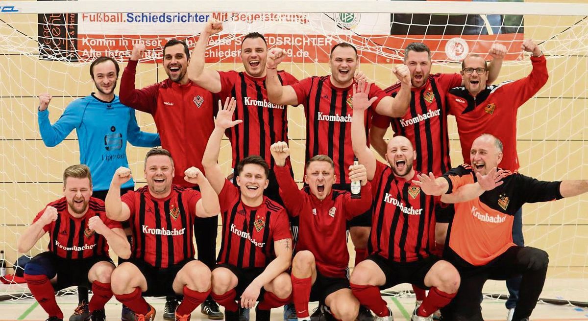Als neuer Hallenkreismeister jubelten nach Turnierende die AH-Fußballer von Viktoria Lippstadt, die sich im Finale mit 2:1 gegen den TuS Lipperode durchgesetzt hatten und somit ungeschlagen blieben. Fotos: Feichtinger
