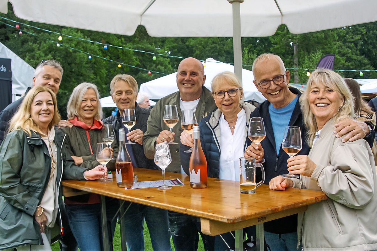 Na dann Prost: Die fröhliche „Freitagsgruppe“ stieß am Samstag beim Weinfest im Kurpark mit einem erfrischenden Roséwein vom Weingut Bremer an. Foto: Helga Wissing