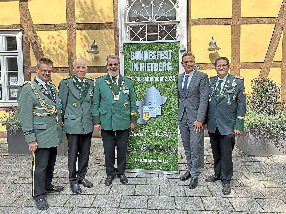 Auf das Bundesfest freuen sich (v.l.): Michael Pfankuch (BHDS-Geschäftsführer), Walter Finke (stellv. Bundesschützenmeister), Bundesschützenmeister Emil Vogt, Bürgermeister Andreas Sunder und der Paderborner Diözesanbundesmeister Mario Kleinemeier.