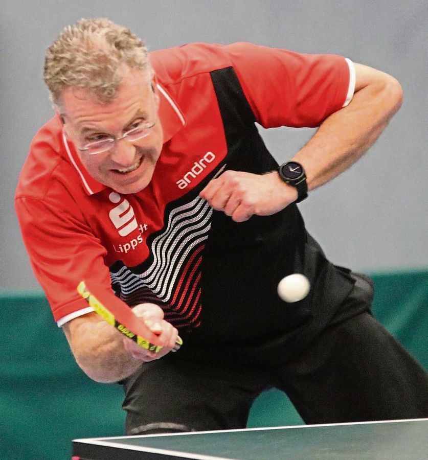 Voller Derbyeinsatz: Cappels Kapitän Thorsten Schmidt war bei der 6:9-Niederlage gegen Geseke einmal im Doppel und im Einzel für die DJK erfolgreich. Foto: Wiegand